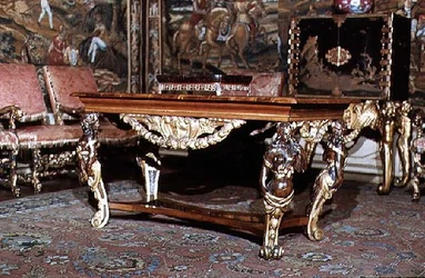 Tisch mit aufwendig geschnitzten Beinen, um 1675